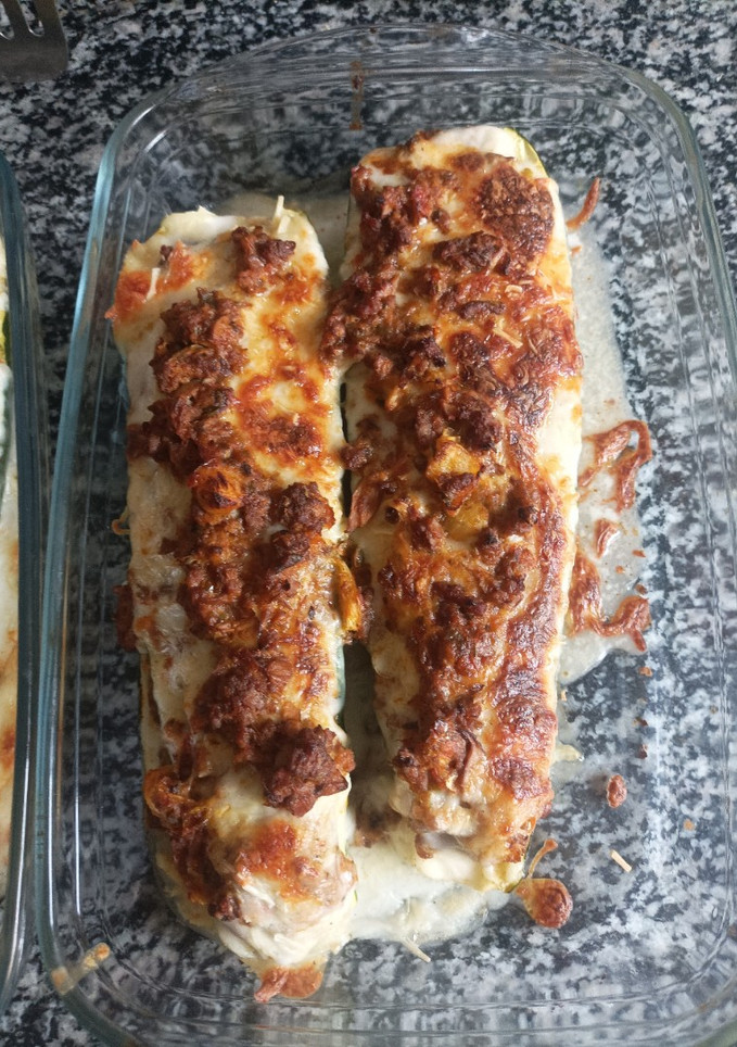 Una foto de Calabacines rellenos con bechamel y queso al horno