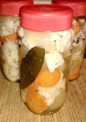 Una foto de Pickles de coliflor, zanahorias y cebollas como los de mi abuela