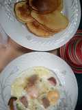 Pancakes et Œufs au Fromage et Saucisses