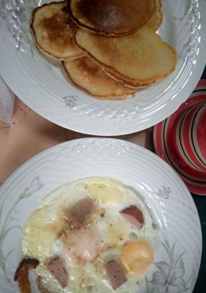 Une photo de Pancakes et Œufs au Fromage et Saucisses