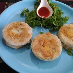 A picture of Cheese bread disc.