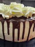 Torta sin gluten con drip cake y crema bariloche