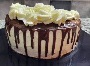 Una foto de Torta sin gluten con drip cake y crema bariloche