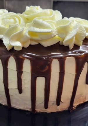 Una foto de Torta sin gluten con drip cake y crema bariloche