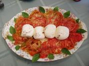 Una foto de ensalada con queso de burrata