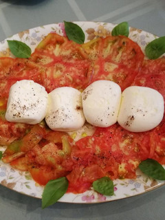 Una foto de Ensalada de jitomate y burrata