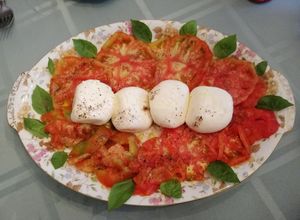 Una foto de Ensalada de jitomate y burrata