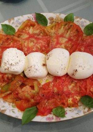 Una foto de Ensalada de jitomate y burrata
