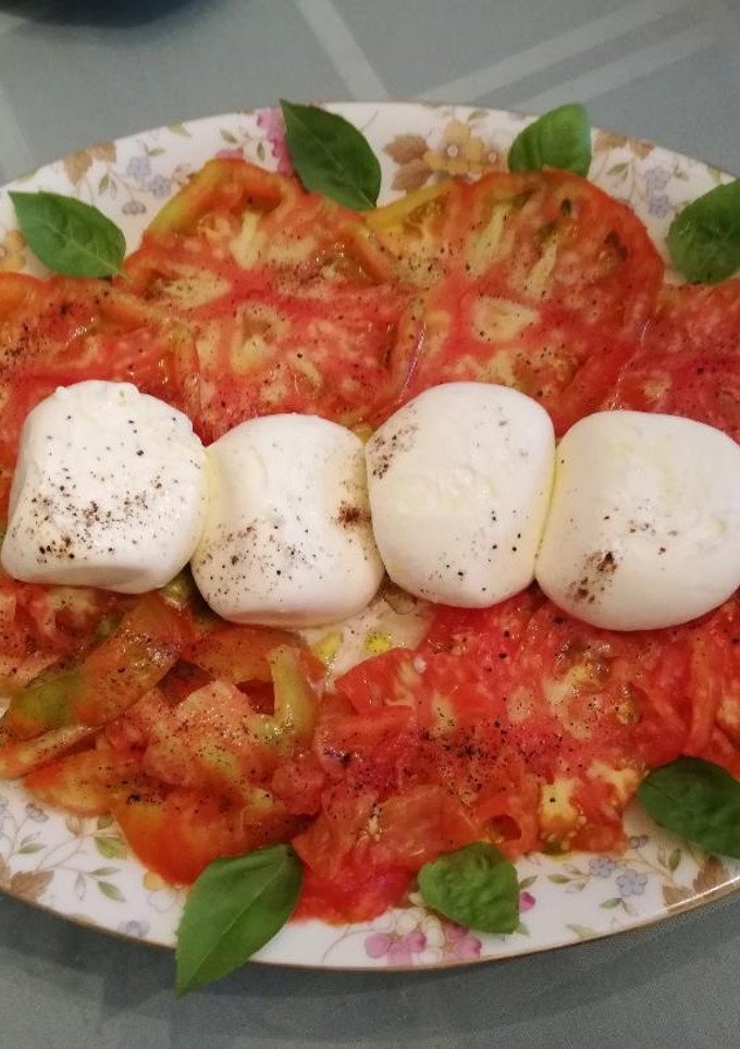 Una foto de Ensalada de jitomate y burrata