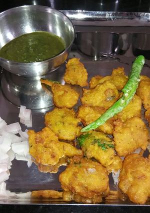 A picture of Dal Vada.