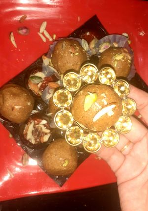 A picture of Besan ke ladoo.