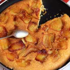 Una foto de Pastel de manzanas en una sartén