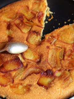 Una foto de Pastel de manzanas en una sartén