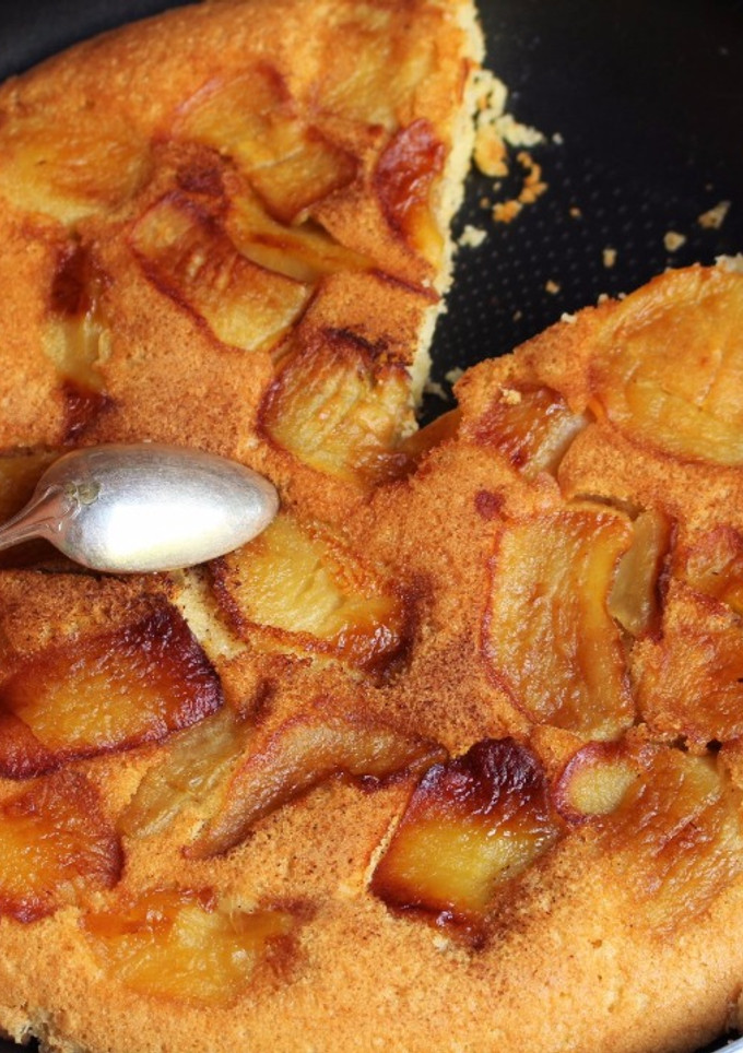 Una foto de Pastel de manzanas en una sartén