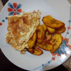 A picture of Fried plantain with fried eggs.