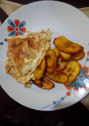 A picture of Fried plantain with fried eggs.