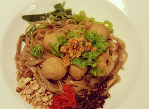 รูปของ ก๋วยเตี๋ยวเส้นเล็กแห้งลูกชิ้นหมู