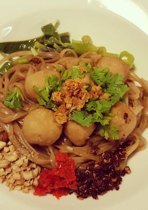รูปของ ก๋วยเตี๋ยวเส้นเล็กแห้งลูกชิ้นหมู