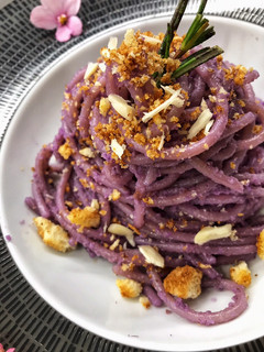 Foto di Spaghetti con pesto di cavolo rosso e briciole di pane