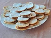 Una foto de alfajor chileno