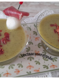Una foto de Sopa fría de calabacín y melón