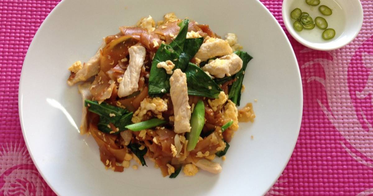 Stir fried noodles with black soy sauce and pork Recipe by ModdyThai