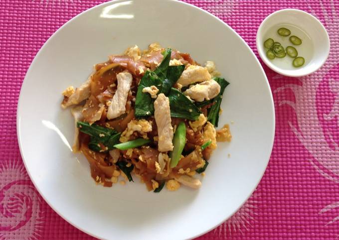 Stir fried noodles with black soy sauce and pork