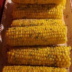 A picture of Delicious corn on the cob.