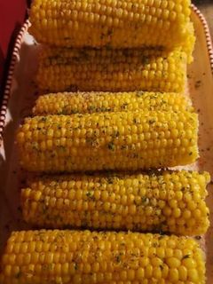 A picture of Delicious corn on the cob.