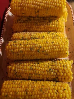 A picture of Delicious corn on the cob.