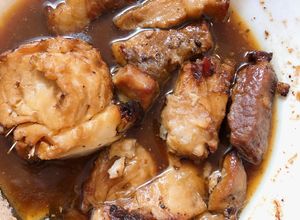 Hình của món Cá kho ăn với dưa chua.