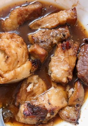 Hình của món Cá kho ăn với dưa chua.
