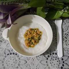 A picture of Mpasi 8 bulan (bubur uduk tumis salmon).