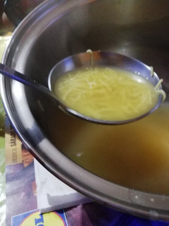 Una foto de Caldo de aprovechamiento de cocido con Fideos