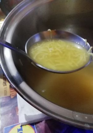 Una foto de Caldo de aprovechamiento de cocido con Fideos