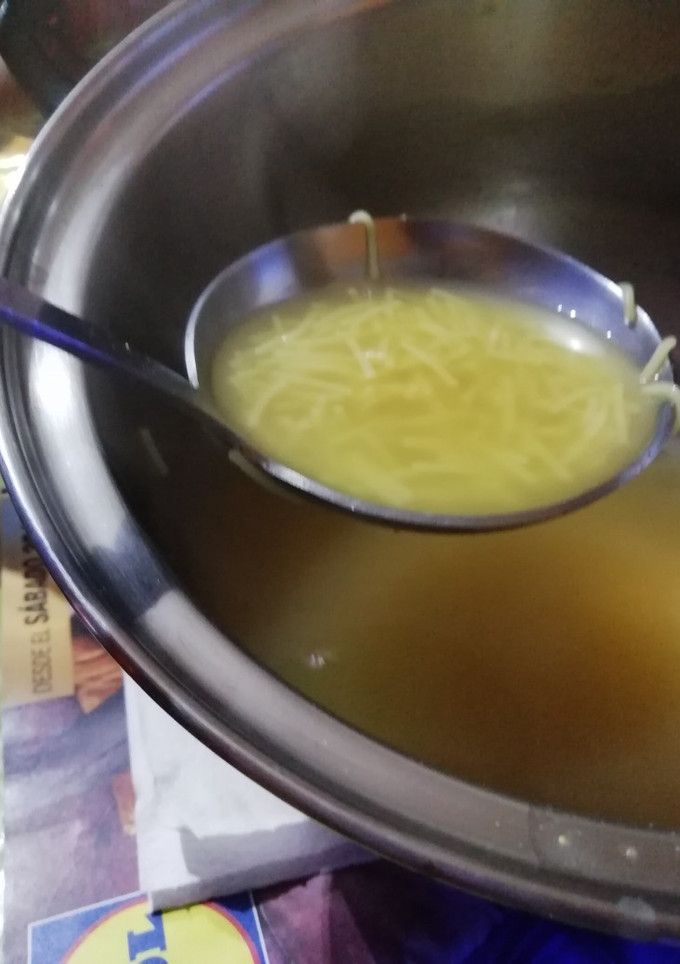 Una foto de Caldo de aprovechamiento de cocido con Fideos