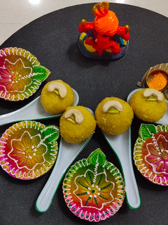 रवा-बेसन लाडू (rava besan ladoo recipe in marathi) रेसिपी चे मुख्य फोटो
