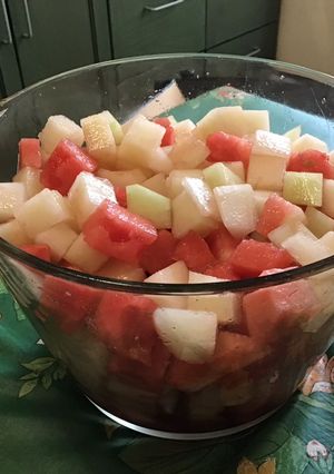 Une photo de Salade de pastèque et melon vert au jus de cerises