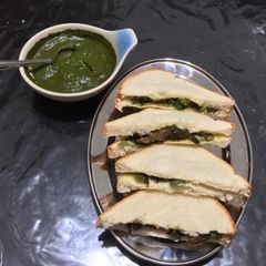 A picture of Mushroom capsicum sandwich.