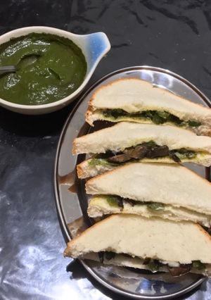 A picture of Mushroom capsicum sandwich.