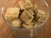 Una foto de tofu feta