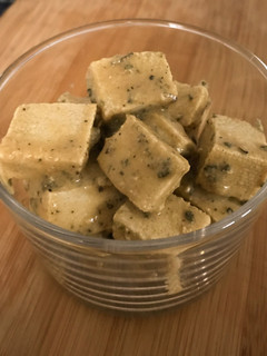 Una foto de Tofu marinado estilo queso Feta vegano