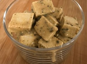 Una foto de Tofu marinado estilo queso Feta vegano