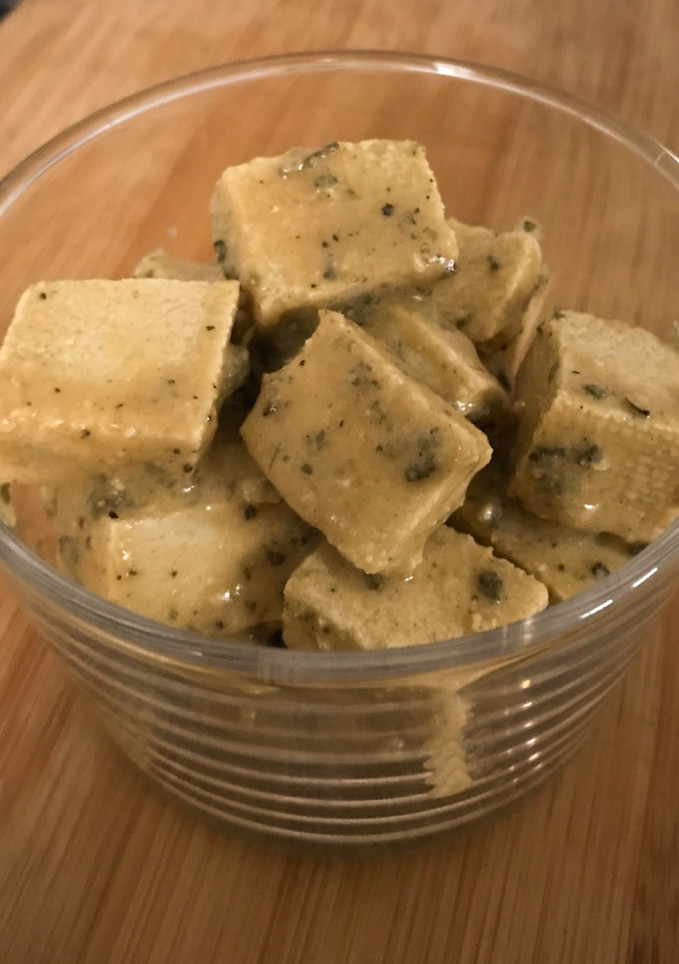 Una foto de Tofu marinado estilo queso Feta vegano