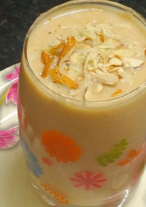 चिक्कू मिल्कशेक (Chikoo milkshake recipe in marathi) रेसिपी चे मुख्य फोटो 