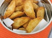 Una foto de masa empanada frita