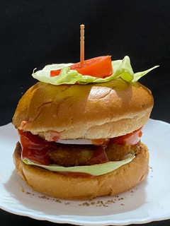 आलू टिक्की बर्गर (aloo tikki burger recipe in Hindi) रेसिपी मुख्य फोटो