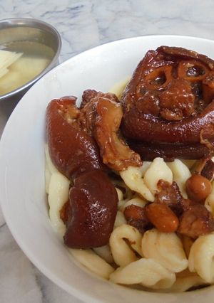 豬腳雞蛋麵 的食譜成品照片