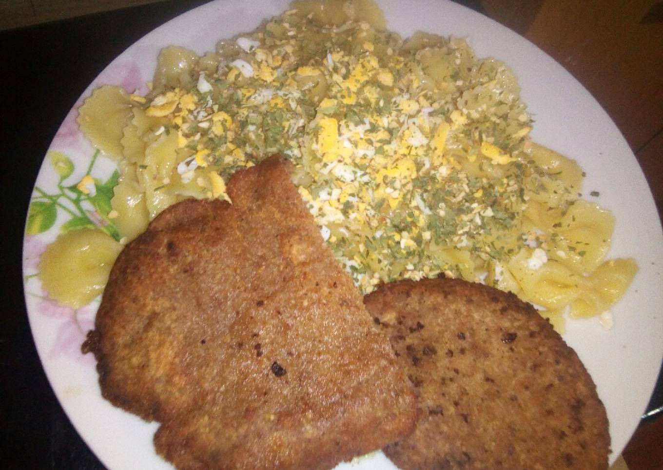 Milas con fideos y ajil (comida rápida)