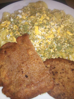 Una foto de Milas con fideos y ajil (comida rápida)